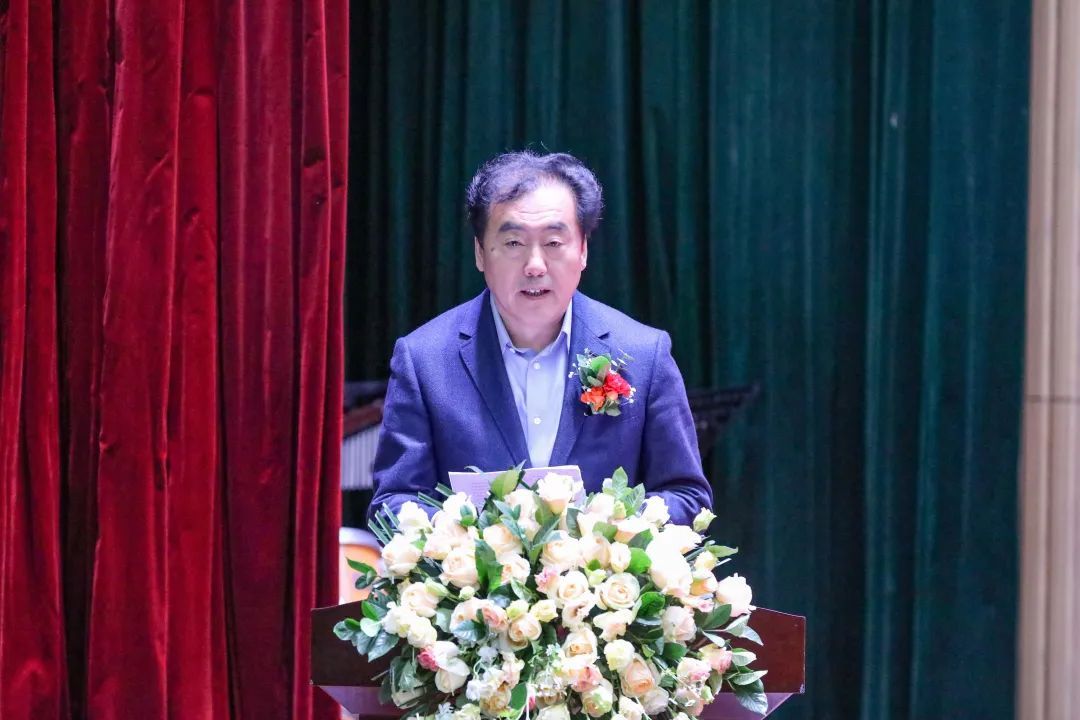以美育人