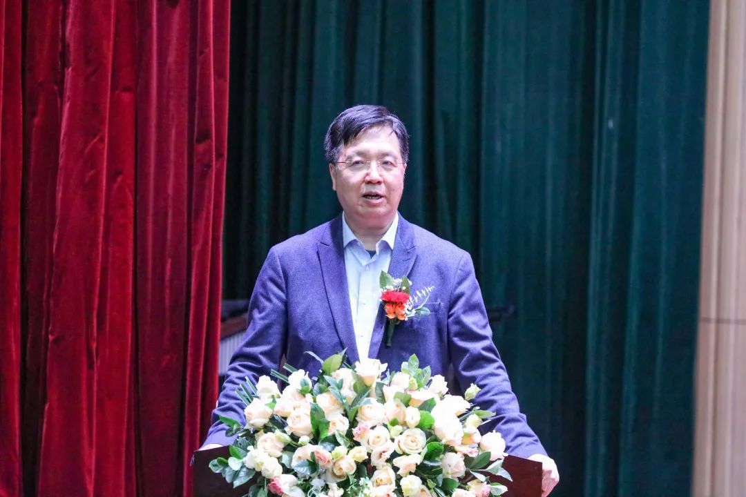 以美化人